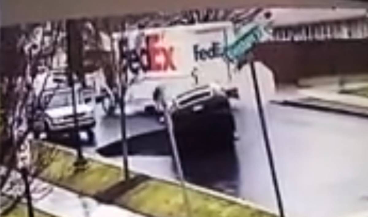 VIDEO Snimljen trenutak kada se ispod auta u SAD-u otvorila ogromna rupa